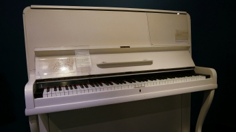 Zum Beispiel ein Klavier des großen Elton John (kein Kanadier)...